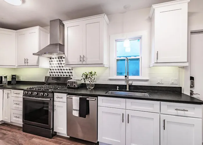 Designer Sun Filled Condo - Walk To Town