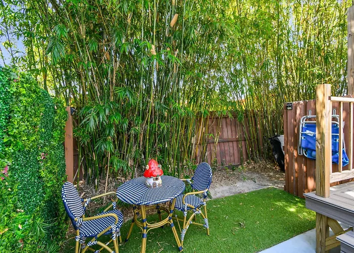 Designer Sun Filled Condo - Walk To Town