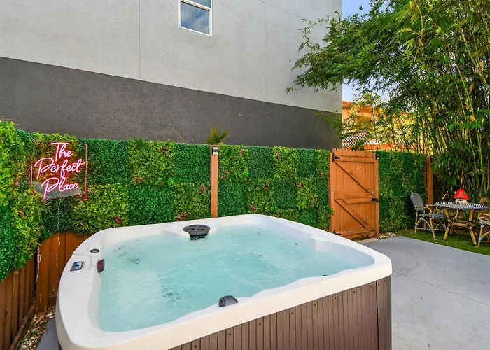 Designer Sun Filled Condo - Walk To Town